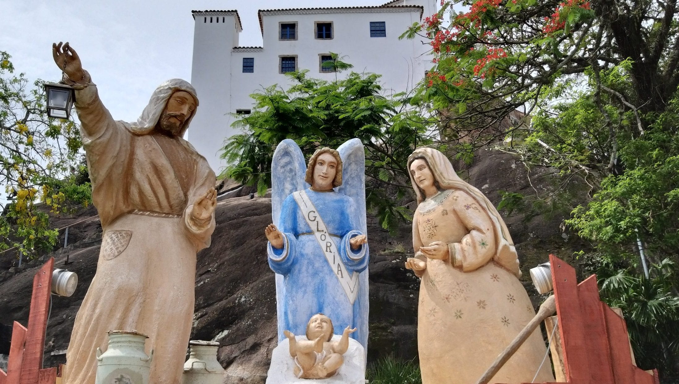 Presépio com peças em tamanho natural é aberto para visitação no Cristo Rei